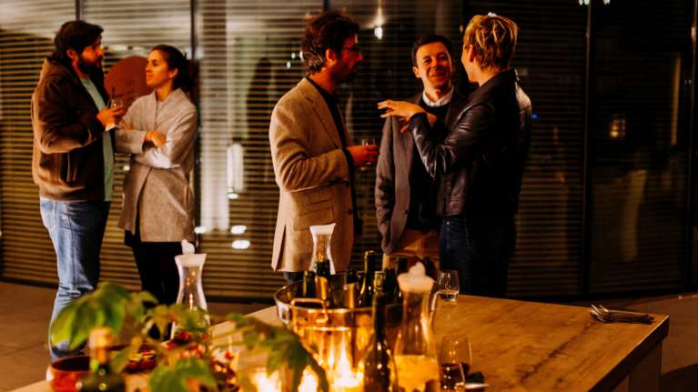 Προσοχή στα εορταστικά τραπέζια: Στις οικογένειες η μεγαλύτερη μετάδοση του κορονοϊού