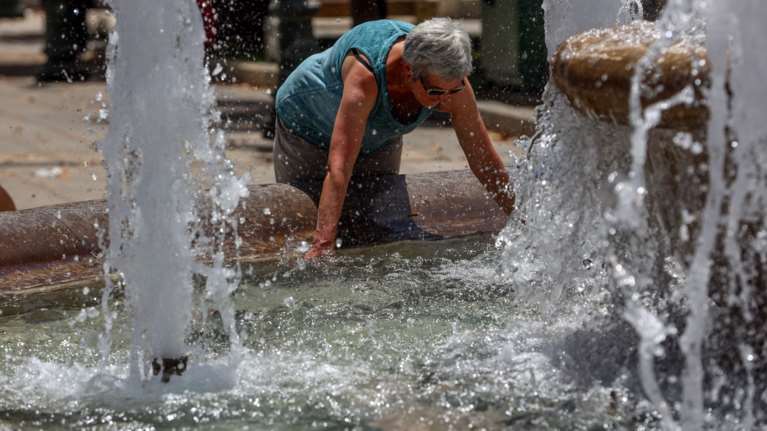 Τι πρέπει να κάνουμε εάν πάθουμε θερμοπληξία – Ποια είναι τα συμπτώματα [βίντεο]