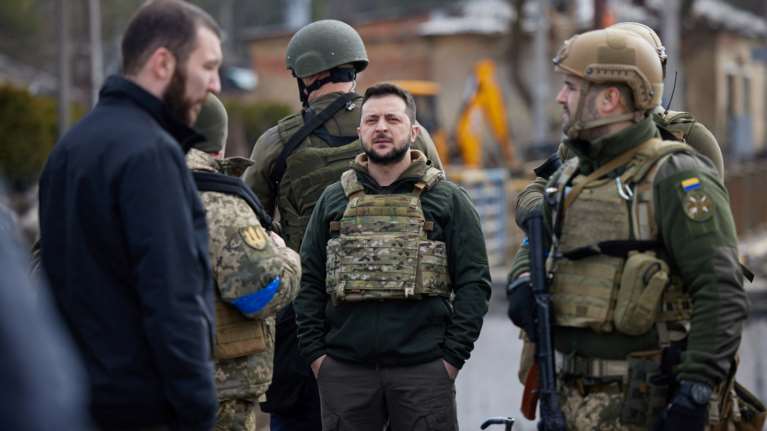 Ο Ζελένσκι ειρωνεύεται τον Πούτιν για τη δήλωση ότι η εισβολή πάει βάσει σχεδίου: Εχει 20.000 νεκρούς μέχρι τώρα