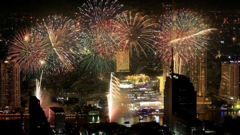 Πρωτοχρονιά: Η υφήλιος αποχαιρέτισε το 2025 με πυροτεχνήματα και "παγωμένες" βουτιές [φωτογραφίες - βίντεο]