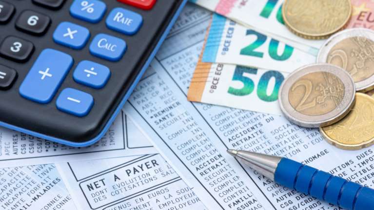 Όλα για τον νέο κατώτατο μισθό: Θα ξεπεράσει τα 800 ευρώ, τι φέρνει για 3ετίες και επιδόματα