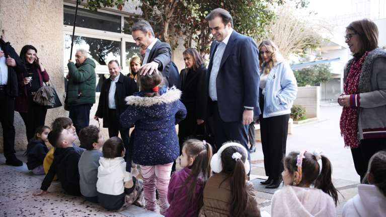 Ο Μητσοτάκης επισκέφθηκε το 8ο Δημοτικό σχολείο στη Νέα Φιλαδέλφεια - Η χαλαρή κουβέντα με τους μαθητές