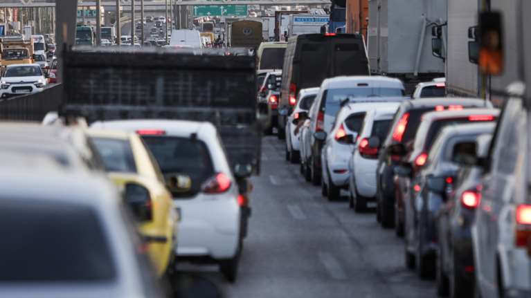 Κίνηση στους δρόμους: Καθυστερήσεις σε Κηφισό και Κηφισίας - Έπεσε τσιμέντο στην Αττική Οδό