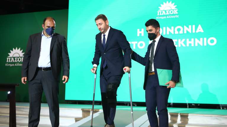 Με πατερίτσες εμφανίστηκε στη ΔΕΘ ο Νίκος Ανδρουλάκης [εικόνες]