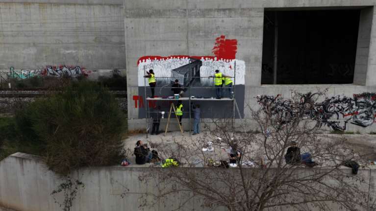 Τέμπη: Συγκλονίζει το νέο γκράφιτι για τα θύματα της σιδηροδρομικής τραγωδίας [εικόνες - βίντεο]
