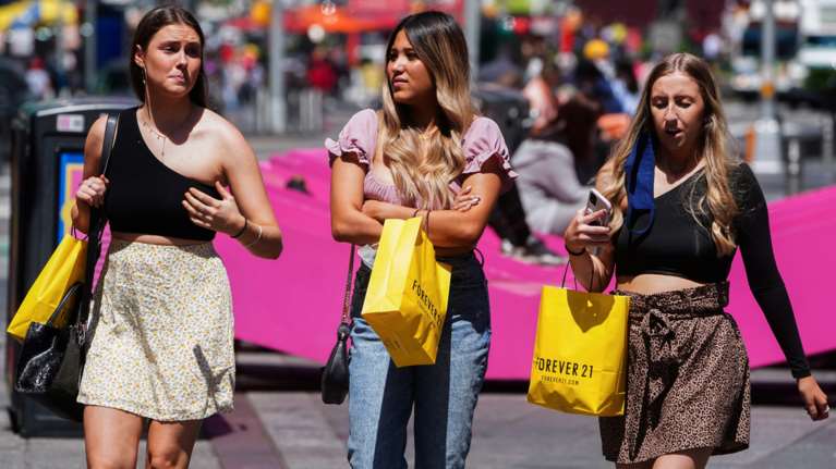 ΗΠΑ: Τέλος οι μάσκες για τους εμβολιασμένους ακόμα και σε εσωτερικούς χώρους - Νέες οδηγίες και αστερίσκοι από το CDC