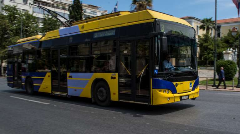 Δραπετσώνα: Οδηγός τρόλεϊ απείλησε επιβάτη με όπλο και συνελήφθη