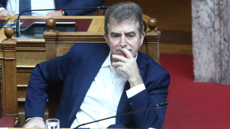 O Χρυσοχοϊδης διαψεύδει τον Φιλίππου: Δεν παραιτήθηκε, έληξε η θητεία του στον ΕΟΦ