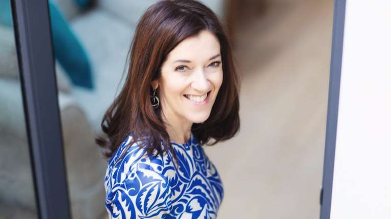 Βικτόρια Χίσλοπ: Ελληνίδα πολιτογραφήθηκε η συγγραφέας του βιβλίου &quot;Το Νησί&quot; - Για την ανάδειξη της σύγχρονής ελληνικής ιστορίας