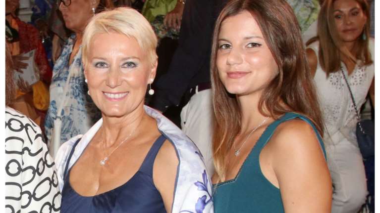 Νατάσα Παζαΐτη - Αλίκη Καραμανλή: Οι δίδυμες εμφανίσεις με παρόμοια μίντι φορέματα στο Ηρώδειο