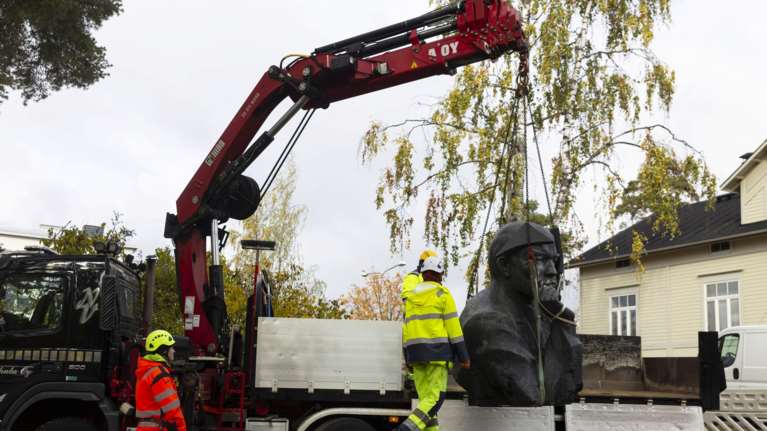 Φινλανδία: &quot;Goodbye, Lenin&quot;: Απομακρύνθηκε το τελευταίο άγαλμα του Λένιν στη χώρα [Εικόνες]