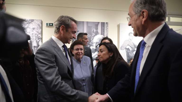 Μητσοτάκης - Σαμαράς: Δεύτερη συνάντηση με χλιαρή χειραψία και αποστάσεις... ασφαλείας στο "Σπίτι του Ελύτη"