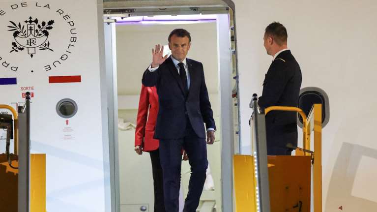 Επεισόδιο Μακρόν-Μπριζίτ: &quot;Μείνε μακριά χαμένε&quot; - Το ξέσπασμα μετά το χαστούκι, τί απάντησε ο Γάλλος πρόεδρος