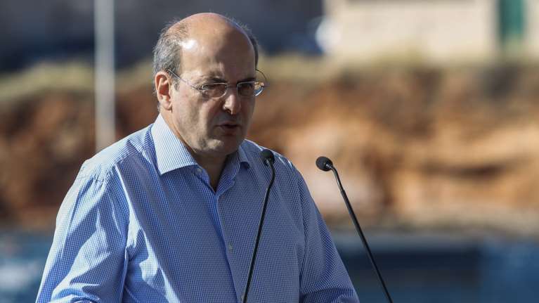 Χατζηδάκης σε πυρόπληκτους στο Μάτι: Πρέπει να βάλουμε μια τάξη, θέλουμε τη βοήθειά σας