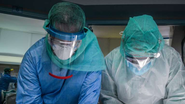 Κορονοϊός: Στο &quot;κόκκινο&quot; οι ΜΕΘ της Θεσσαλονίκης - Τι είναι το &quot;σχέδιο Γ&quot; για αεροδιακομιδές ασθενών [Βίντεο]