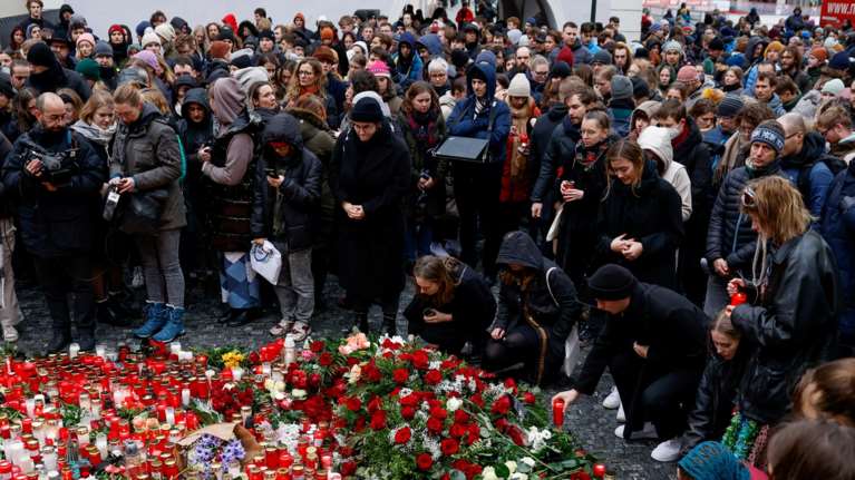 Πράγα: Μέσα σε θήκη κιθάρας κουβάλησε ολόκληρο οπλοστάσιο ο 24χρονος μακελάρης - Πώς σώθηκε η μητέρα του