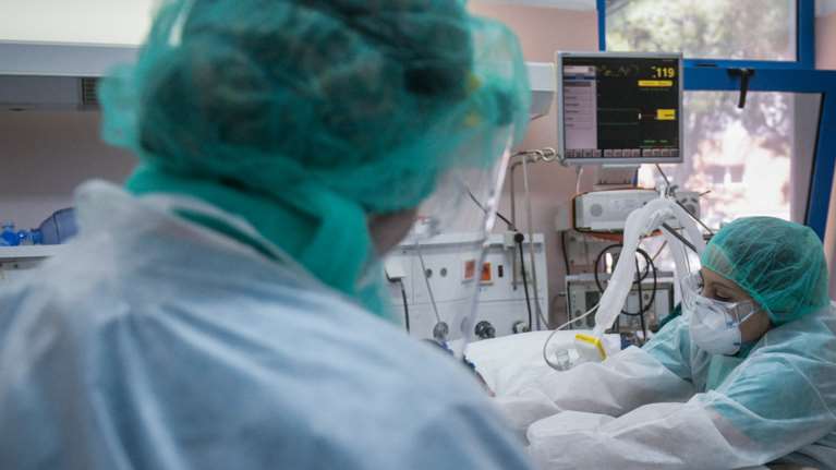 Κορονοϊός: Στα ύψη για Δευτέρα με 438 νέα κρούσματα - 11 νεκροί σε 24 ώρες, 85 οι διασωληνωμένοι