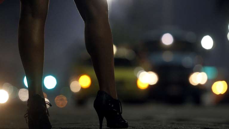 Υγειονομική βόμβα: Υπάλληλος του &quot;Ευαγγελισμού&quot; είχε δώσει πλαστά πιστοποιητικά υγείας σε 100 ιερόδουλες