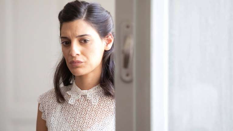 Άγριες Μέλισσες: Ο Λάμπρος μαθαίνει πως η Θεοδοσία ευθύνεται για την ομολογία της Ελένης