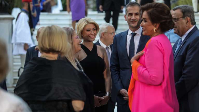 Δεξίωση στο Προεδρικό Μέγαρο: Τα στιγμιότυπα, τα πολιτικά πηγαδάκια, οι εντυπωσιακές και οι &quot;too much&quot; παρουσίες [εικόνες]