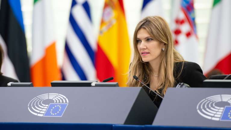 Βόμβα Politico για Εύα Καϊλή: &quot;Αρκετά εκατομμύρια ευρώ&quot; στο ένταλμα σύλληψης - Το μυστήριο με την Ολλανδέζα