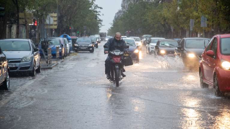Με πολλές καταιγίδες και βροχές ο καιρός σε ολόκληρη τη χώρα