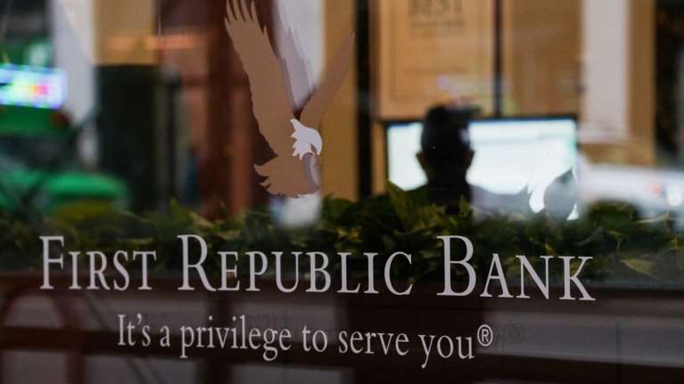 First Republic Bank: 30 δισ. δολάρια από 11 αμερικανικές τράπεζες για την αποφυγή κατάρρευσης