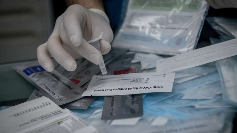 Σχολεία: Από αύριο Τετάρτη στα φαρμακεία 4 δωρεάν self test για τους μαθητές