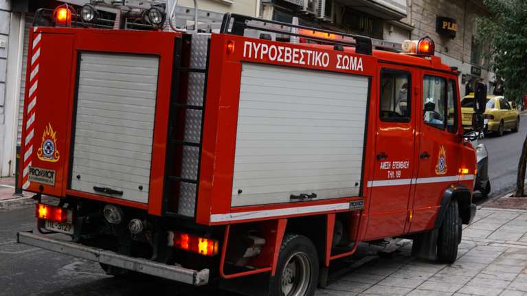 Μεγάλη πυρκαγιά σε διαμέρισμα, στην Ακαδημία Πλάτωνος - Εκκενώνεται η πολυκατοικία, έρευνες για εγκλωβισμένα άτομα