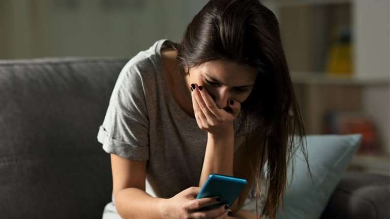 Revenge porn στον Βόλο: Τη διαπόμπευσε επειδή τον χώρισε - Έφτιαξε ψεύτικα προφίλ στο facebook και έκλεινε ερωτικά ραντεβού