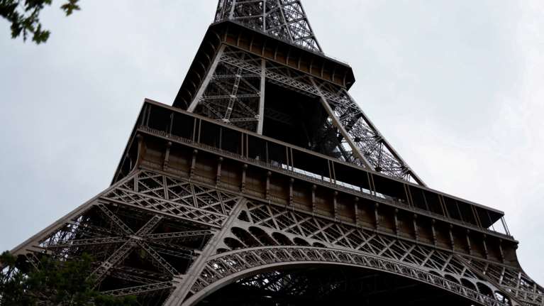 Λήξη συναγερμού στο Παρίσι - Εκκενώθηκε για δύο ώρες ο Πύργος του Άιφελ μετά από απειλή για βόμβα - Ξανά ανοικτός για το κοινό