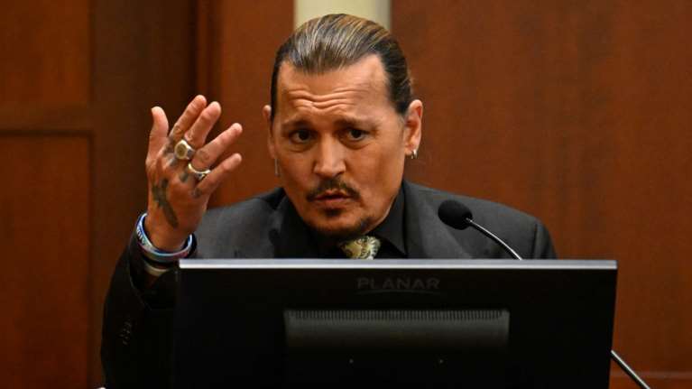 Αρνείται την κακοποίηση ο Τζόνι Ντεπ: &quot;Δεν χτύπησα ποτέ την Άμπερ Χερντ&quot;