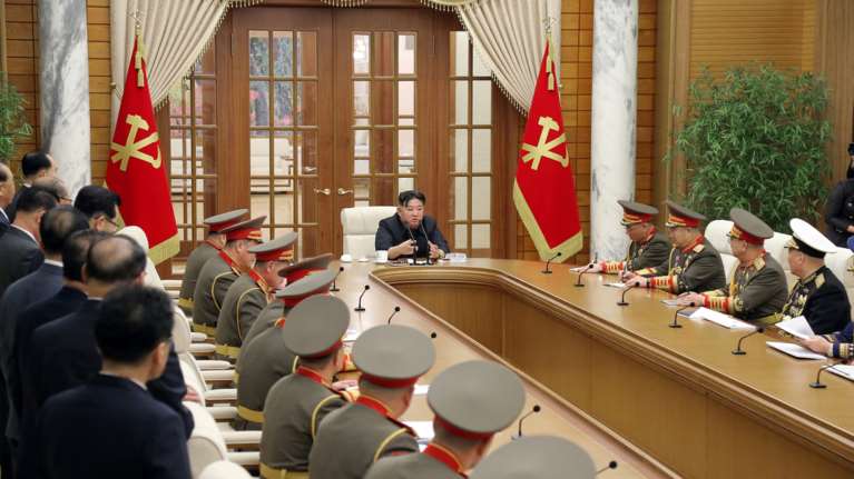 Ο Κιμ Γιονγκ Ουν απειλεί με πόλεμο τις ΗΠΑ και τη Ν. Κορέα: &quot;Θα τους καταστρέψουμε ολοσχερώς&quot;