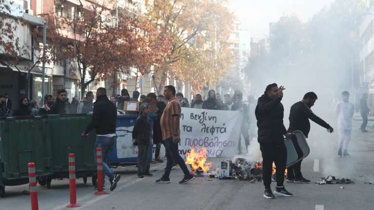 Ρομά από διάφορες περιοχές της Ελλάδας καταφτάνουν στη Θεσσαλονίκη για τον 16χρονο