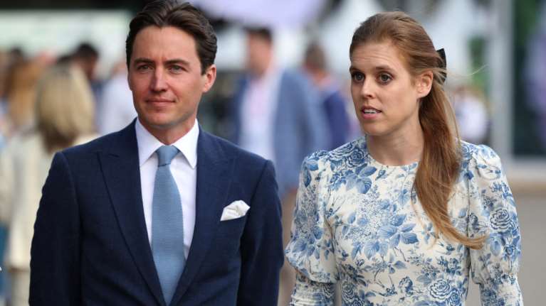 Σιένα Ελίζαμπεθ: Flower girl σε γάμο στην εξοχή η κόρη της πριγκίπισσας Βεατρίκης - Μαζί της ο ετεροθαλής αδελφός της