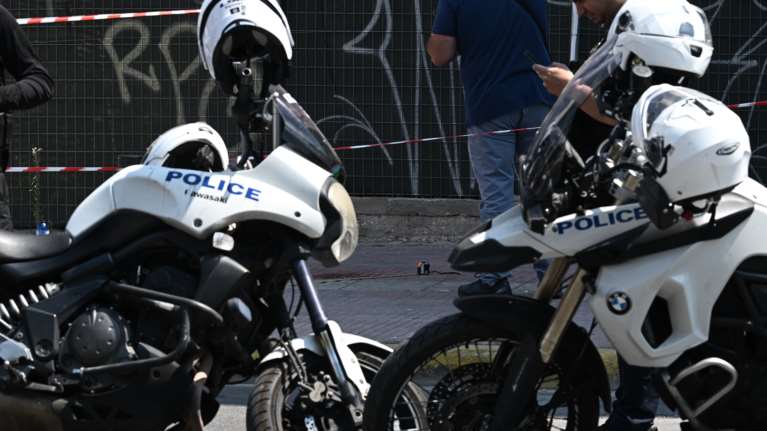 Σαλαμίνα: Η &quot;ταρίφα&quot; των εκβιαστών αστυνομικών - Επαιρναν 200 ευρώ την εβδομάδα από μπαρ για να μην κόβουν πρόστιμα