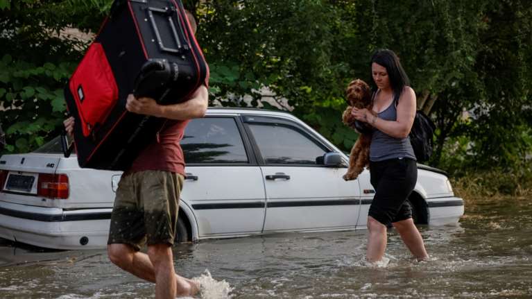 Ουκρανία: Χιλιάδες άμαχοι εγκαταλείπουν πλημμυρισμένες περιοχές - Περισσότεροι από 40.000 άνθρωποι κινδυνεύουν [Εικόνες]