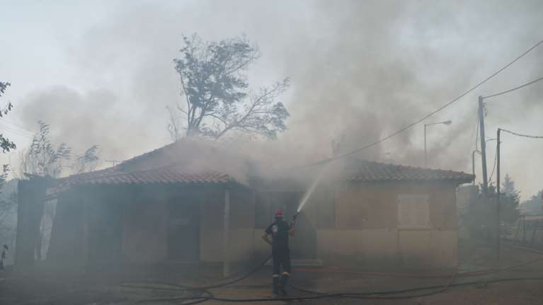 Ανεξέλεγκτη η πυρκαγιά στη Δωρίδα - Δήμαρχος: Η φωτιά πάει όπου θέλει, όποτε θελει