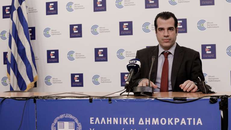 Παράθυρο Πλεύρη για επαναφορά από Σεπτέμβριο του προστίμου για τους ανεμβολίαστους άνω των 60 ετών