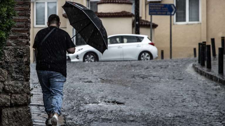 Επιδεινώνεται ο καιρός: Ποιες περιοχές κινδυνεύουν με αιφνίδιες πλημμύρες έως αύριο το απόγευμα - Προειδοποίηση Τσατραφύλλια