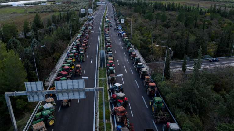 Αγρότες: Καλά κρατεί το μπλόκο της Νίκαιας - Κλειστή η Εθνική Αθηνών - Θεσσαλονίκης
