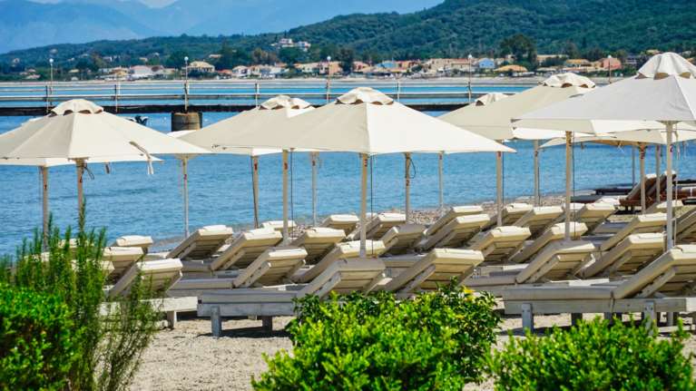 MyCoast: &quot;Βροχή&quot; οι καταγγελίες για αυθαιρεσίες στις παραλίες - Αλληλοκαρφώνονται οι επιχειρήσεις [βίντεο]