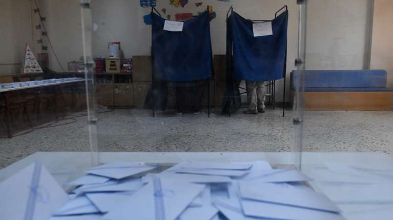 Δημοσκόπηση Interview: Στο 30,8% η ΝΔ, ο διχασμός για τα αγροτικά μπλόκα και η απάντηση στο &quot;Τσίπρας ή Καρυστιανού&quot;