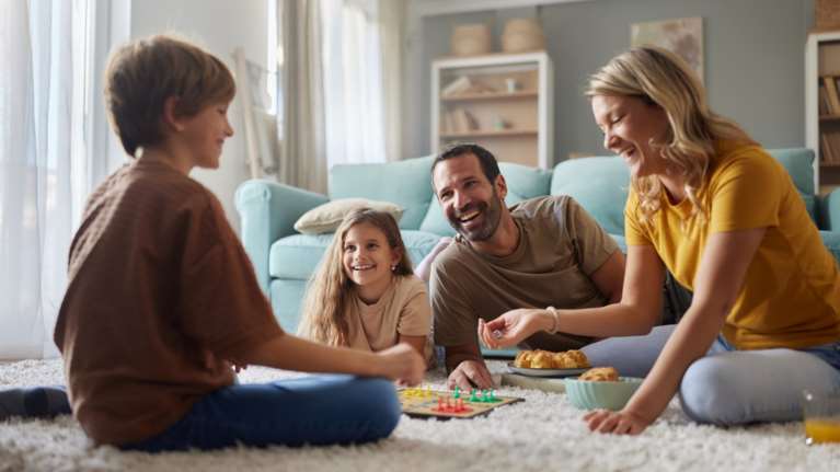 Οσο περισσότερα παιδιά, τόσο λιγότερος φόρος: Οι εξαγγελίες Μητσοτάκη στη ΔΕΘ και η έκπληξη με το αφορολόγητο