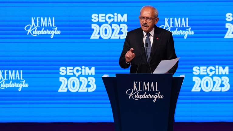 Τουρκία: &quot;Εγώ είμαι εδώ...&quot; - Ο Κιλιτσντάρογλου χτυπάει το χέρι στο τραπέζι και προσπαθεί να εμψυχώσει τους οπαδούς του