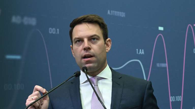 Κασσελάκης για προϋπολογισμό: Μόνο οι αριθμοί μπορούν να δείξουν το μέγεθος της κοινωνικής παρακμής