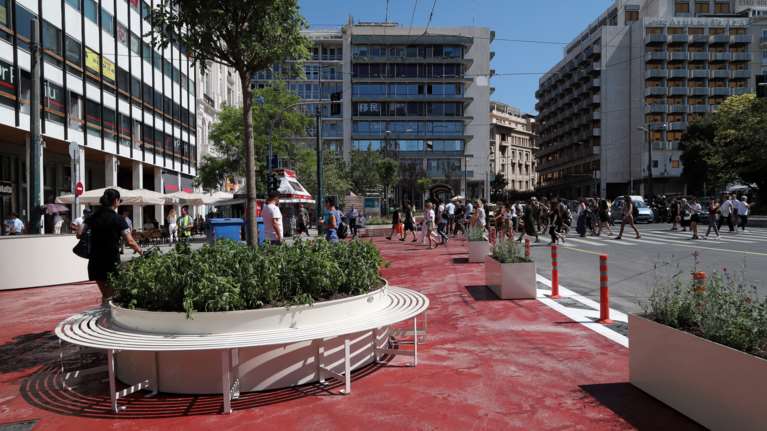 Σύνταγμα: Ετσι είναι τα νέα παγκάκια που έχουν προκαλέσει... σάλο - Το σχόλιο της Ακρίτα [εικόνες]