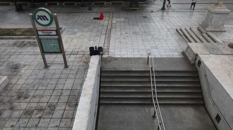 Παραλύει η Αθήνα λόγω της 24ωρης απεργίας: Χειρόφρενο σε μετρό, ηλεκτρικό, τραμ - Τι ισχύει για λεωφορεία και ταξί