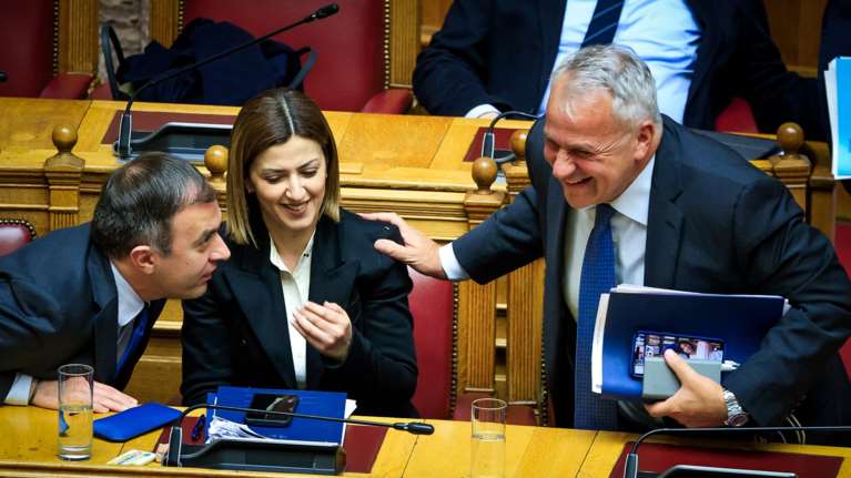 Τρελά γέλια στη Βουλή από Βορίδη-Αγαπηδάκη την ώρα συζήτησης για τα Τέμπη και με χημικά-μολότοφ να πέφτουν απ΄έξω "βροχή"