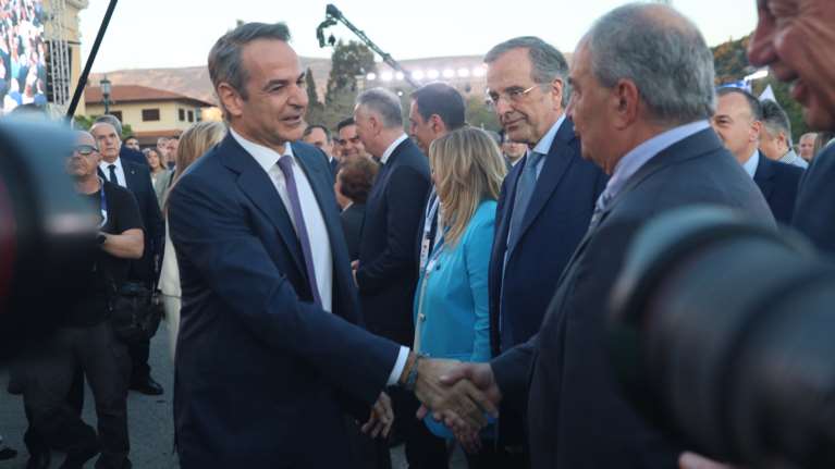 Μυστήριο με την παρουσία Καραμανλή - Σαμαρά στο street party της ΝΔ - Άφησαν τον Μητσοτάκη στο &quot;διαβάστηκε&quot;